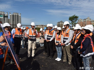 市長 朱立倫11日前往淡海輕軌工地視察，聽取檢討報告。（圖／記者黃村杉攝）