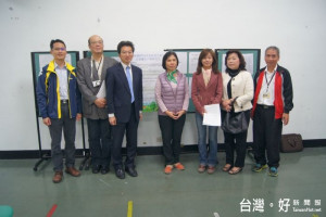 桃園市政府住宅發展處處長、公證第三人、監辦人員及與會市民共同見證下完成政策優先戶排序名單。