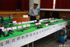 南投警分局副分局長劉滉潾檢視查獲的改造槍枝工廠證物。（記者扶小萍攝）