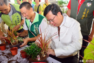 桃園市長鄭文燦參加105年桃園市八德區稻米品質競賽頒獎暨農特產品展售活動。