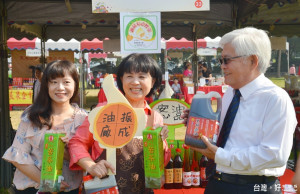 「105年食品安心嘉年華」在古坑綠色隧道公園舉辦，透過攤位展示，提供民眾安心選購優良食品資訊。（記者蘇榮泉攝）