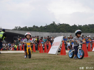 兒童滑步車趣味競賽登場。