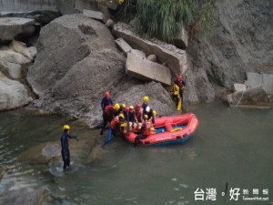 消防人員搜救溺水國中生。林重鎣攝