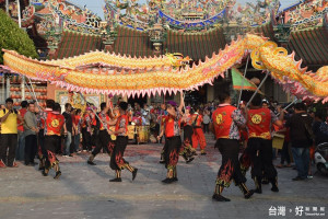 廣福宮與福興宮大和解，太平媽祖回鑾，老大媽迎駕，陣頭至廣福宮表演。(記者郭春輝拍攝)