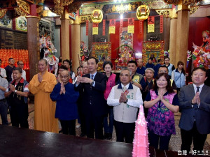 市長朱立倫由鎮南宮董事長許正秋陪同參拜祈福，祈求國泰民安。（圖／記者黃村杉攝）