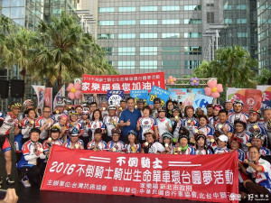 單車環臺罹癌勇士抵達新北市政府終點，受到市長朱立倫及民眾英雄般的熱烈歡迎。（圖／記者黃村杉攝）