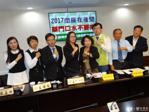 台南市政府農業局長許漢卿（右一）與市議會民進黨團召開記者會，宣布2017年蘭展續留後壁舉辦。