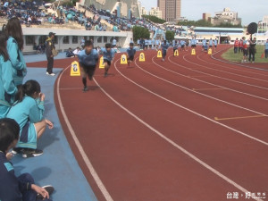 磐石擠爆體育場 奔馳賽道展青春