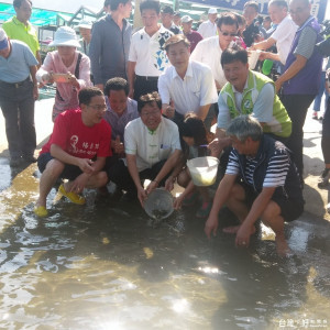 圖:石門水庫進行放養魚苗，市長與區長黃睿松等進行魚苗放養活動。(記者陳寶印／攝)