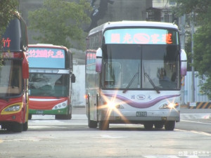 機車停車位不足 國道轉運站亂象