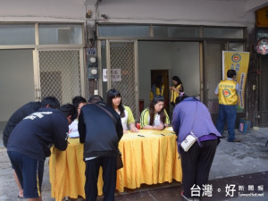 大甲李綜合醫院顧及民眾及社區長輩的健康，時常可見服務團隊在活

動場所設攤為民眾量血壓，登記民眾十分踴躍而獲得好評。（記者陳

榮昌攝）
