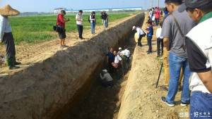 ▲新園農場產業園區排水渠道施工過程，配合辦理文化遺址保存作業。（圖／記者潘姿瑛攝）