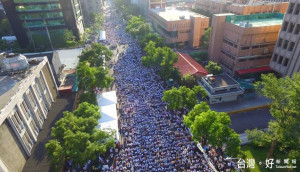 表達反對同性婚法案，「下一代幸福聯盟」號召上萬群眾包圍立法院。（圖／翻攝自下一代幸福聯盟臉書專頁）