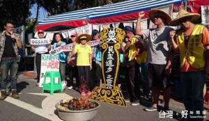 不滿7天假被砍，青年及工鬥團體今（18）日上午突襲總統官邸遭阻撓。（圖／翻攝自工人鬥總統臉書）