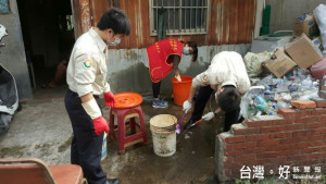 桃園市政府環保局與華山基金會合作，協助獨居長輩，整理居家環境。