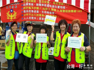 太平警分局女志工到校園宣導。林重鎣攝