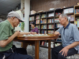 中路市民活動中心有採光好的閱覽區，靜謐舒適，提供里民輕鬆閱讀。（圖／記者黃村杉攝）