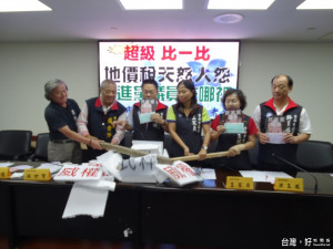 市議會國民黨團批市府威權調漲地價稅，黨團成員一起棒打「民粹」、「威權」道具。