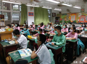 南崗國中3年級均發給口罩，有班級幾乎全班都載著上課。