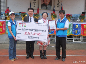 燕校長（左起）、吳明雄夫婦及家長會長顏宇杰代表接受捐贈。