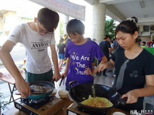 少年家扶兒「辦桌初體驗」，煮出不一YOUNG料理。（記者邱仁武／攝）