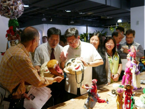 桃園社博國際論壇，展示地景藝術及日本水與土藝術交流成果，市長鄭文燦參觀日本藝術面具