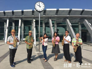 薩克斯風棒棒樂團於高鐵雲林站演出，帶給旅客驚喜與感動。（記者陳昭宗拍攝）