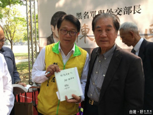 陳唐山在回憶錄為副市長顏純左在新書上簽名後，2人歡喜合影。（記者邱仁武／攝）