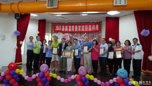 嘉義地區寄養家庭授證典禮 屆齡寄養家庭榮退 交棒傳承愛的火炬