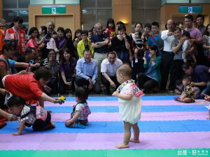 副市長侯友宜、衛生局長林奇宏出席小寶貝古禮抓周闖關趣味遊戲。（圖／記者黃村杉攝）