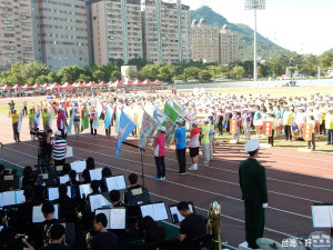 中華郵政105年員工運動大會19日於國立臺北大學三峽校區隆重揭幕。（圖／記者黃村杉攝）