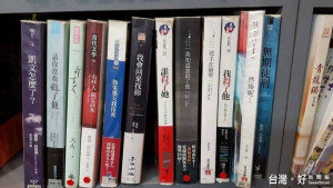 有網友在臉書社團報廢公社上爆料，有間書店店員玩創意，將部分具有特色書名的書擺在一起，且不過往左邊或往右邊念，似乎都能串起來一段故事，讓人留下無限想像空間。（圖／翻攝報廢公社）