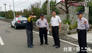 北港分局長李憲蒼前往交通事故現場勘查，指示加強違規車輛之攔查取締，及宣導交通安全觀念。（記者陳昭宗拍攝）