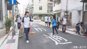 惇敘「清流服務社」　沿街打掃永明里巷弄