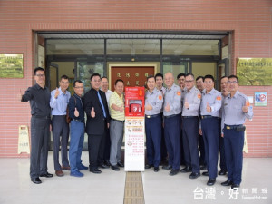 太平警友辦事處贈心臟電擊器作急救之用。林重鎣攝