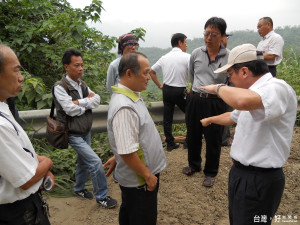 立委黃偉哲服務處會同相關單位會勘改善南化關山里唯一聯外道路。（記者邱仁武／攝） 