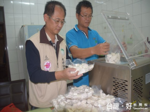 大安芋農黃至青，研究把好品質但有瑕疵的芋頭，切塊再真空包裝，

處理上極具成功，成為拍市場搶手貨。（記者陳榮昌攝）