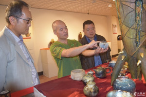 陶藝大師陳金旺二十四起假大甲裕珍馨三寶文化館，展示年節應景泥

塑漆器財神、原汁原味大肚山紅礦茶器等作品，因作品新潮，吸引不

少民眾追問作法手藝。（記者陳榮昌攝）