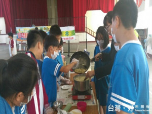 大甲西岐國小40餘位小朋友，在黃筱雯營養師的教導下，煮出熱騰騰

的玉米濃湯，高興天真的說，原來是這樣做出來的。（記者陳榮昌攝

）