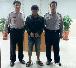 男子情緒失控亮槍恐嚇親生父母，警方趕到現場將其逮捕並搜出手槍子彈，依違反槍砲罪及違反保護令移送法辦。（記者陳昭宗拍攝）