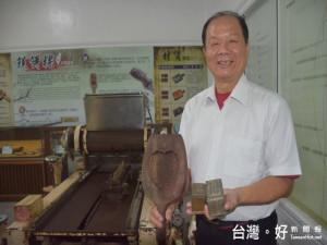 大安區阿聰師成立餅模文物館，他指六十年來製餅業從手工到目前的

機械化，餅模是製餅必須器具，製餅沒有技巧，由餅模的變化即能得

到所需的造型。（記者陳榮昌攝）