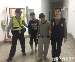 北港分局員警術科訓練，巧遇2名印尼籍逾期居留的男子在公園逗留，警方盤查時竟拔腿就跑，立即被員警前後包夾逮獲。（記者陳昭宗拍攝）