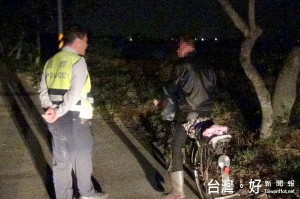 犯嫌多次竊取爆閃燈未遂，客厝所員警積極訪查順利逮人。（記者陳昭宗拍攝）