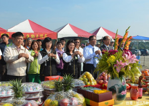 副縣長張皇珍率縣府團隊出席，現場來賓焚香祝禱，祈求燈會順利。（記者蘇榮泉攝）