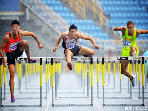 首獎是聖約翰科技大學宋彥龍的「洪荒之力」，拍攝運動員遇雨奮力跨欄的瞬間，捕捉到的肢體動態及臉部表情充滿張力。