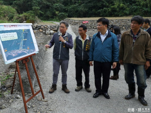 市府水利局長周廷彰（左一）說明，「東卯溪過水路面工程」將施作箱涵方式擴大斷面，減少水流阻礙。（記者黃玉鼎攝）