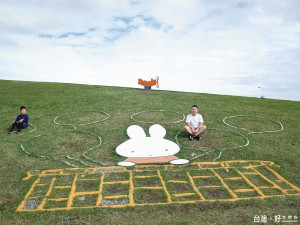 荷蘭插畫家創作的米飛兔(Miffy)裝置藝術，落腳於十三行博物館旁的十三行文化公園。（圖／記者黃村杉攝）