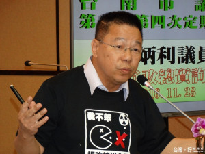 議員蔡育輝認為兩局漠視議員監督權提議清點人數抗議，散會收場。