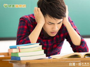 妥瑞兒眨眼、甩頭　被當成作弊