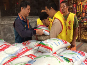 西港區慶安宮總幹事方一峰代表廟方，將九皇禮斗大法會留下白米贈送給弱勢學童。(記者/黃芳祿攝)